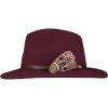 maroon hat med feather