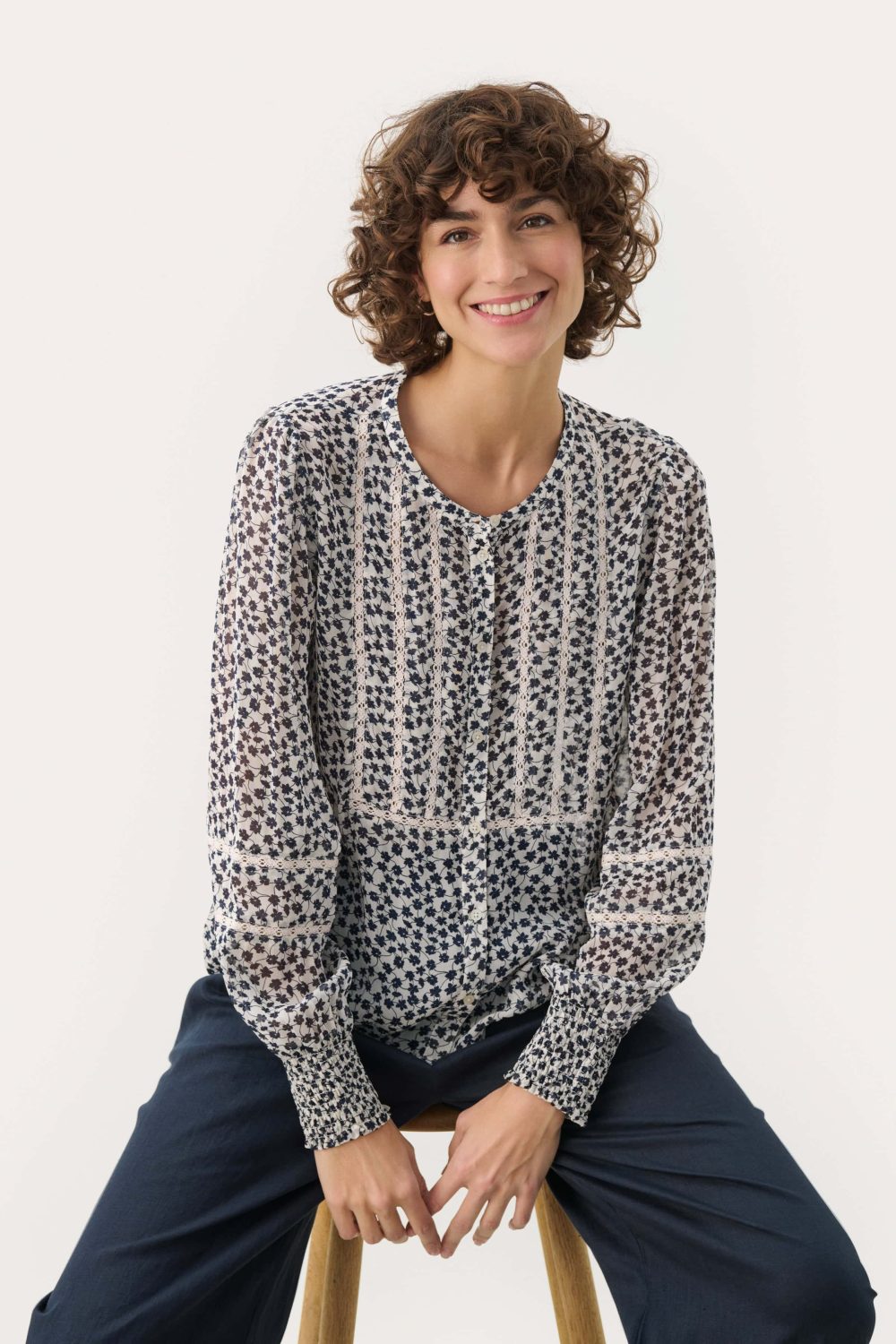 P2 Nesma Navy Floral Blouse i