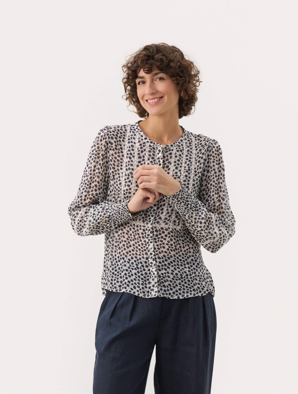 P2 Nesma Navy Floral Blouse iix