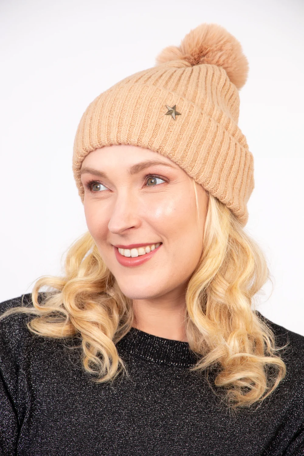 Bobble hat camel