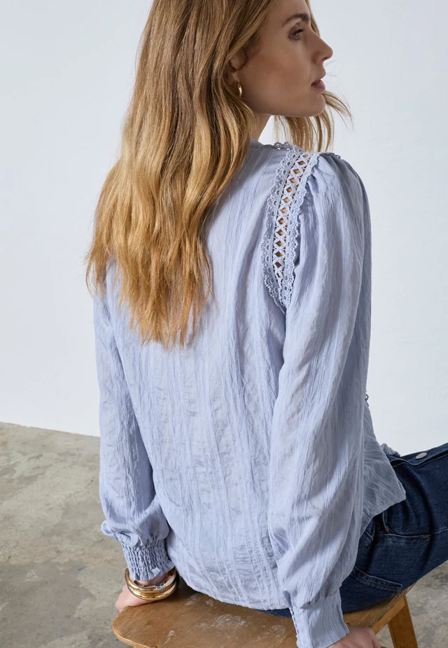 kesicc-lace-v-shirt-pale-blue-7682713